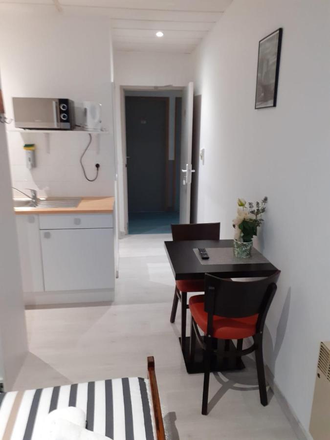 Paris Par Trains, Area, Studios Avec Salle De Bain Et Kitchenette Privees, Ou, Chambres Avec Salles Bain Et Cuisines Communes Persan Eksteriør bilde