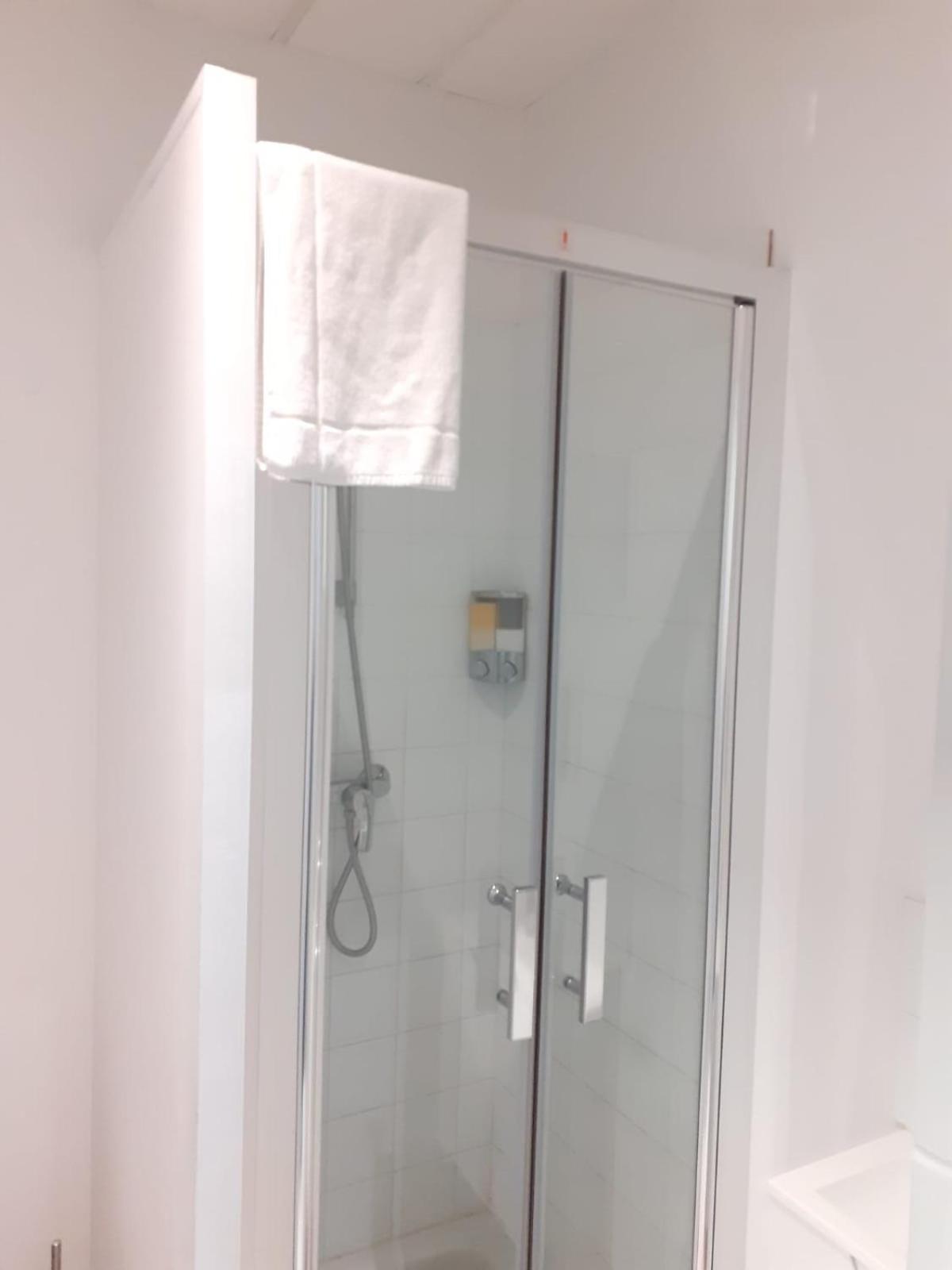 Paris Par Trains, Area, Studios Avec Salle De Bain Et Kitchenette Privees, Ou, Chambres Avec Salles Bain Et Cuisines Communes Persan Rom bilde