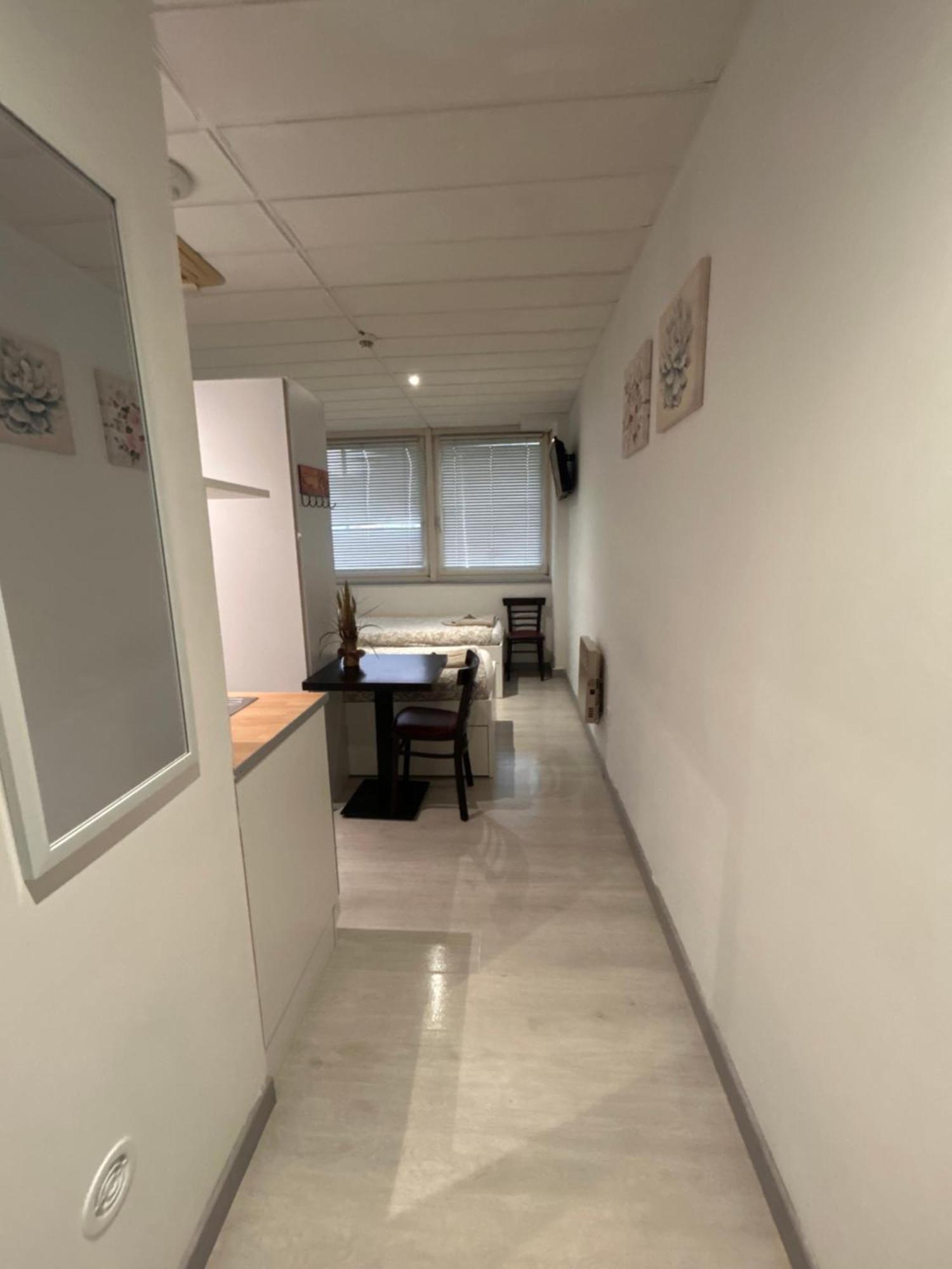 Paris Par Trains, Area, Studios Avec Salle De Bain Et Kitchenette Privees, Ou, Chambres Avec Salles Bain Et Cuisines Communes Persan Eksteriør bilde