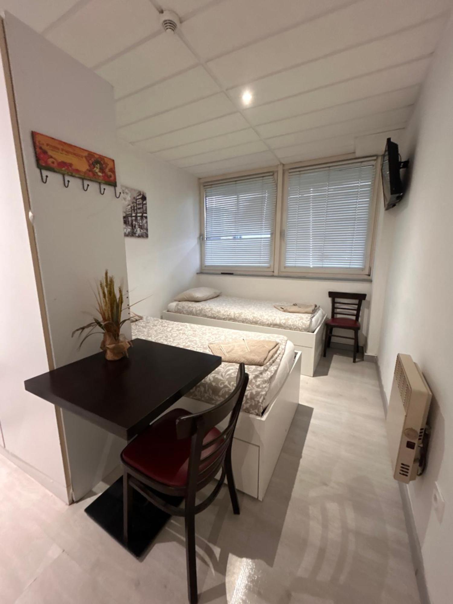 Paris Par Trains, Area, Studios Avec Salle De Bain Et Kitchenette Privees, Ou, Chambres Avec Salles Bain Et Cuisines Communes Persan Eksteriør bilde