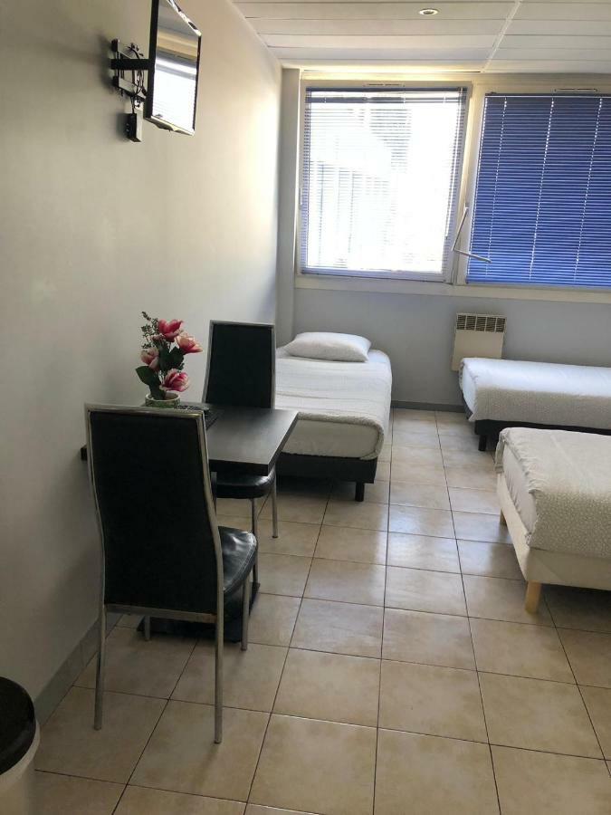 Paris Par Trains, Area, Studios Avec Salle De Bain Et Kitchenette Privees, Ou, Chambres Avec Salles Bain Et Cuisines Communes Persan Eksteriør bilde